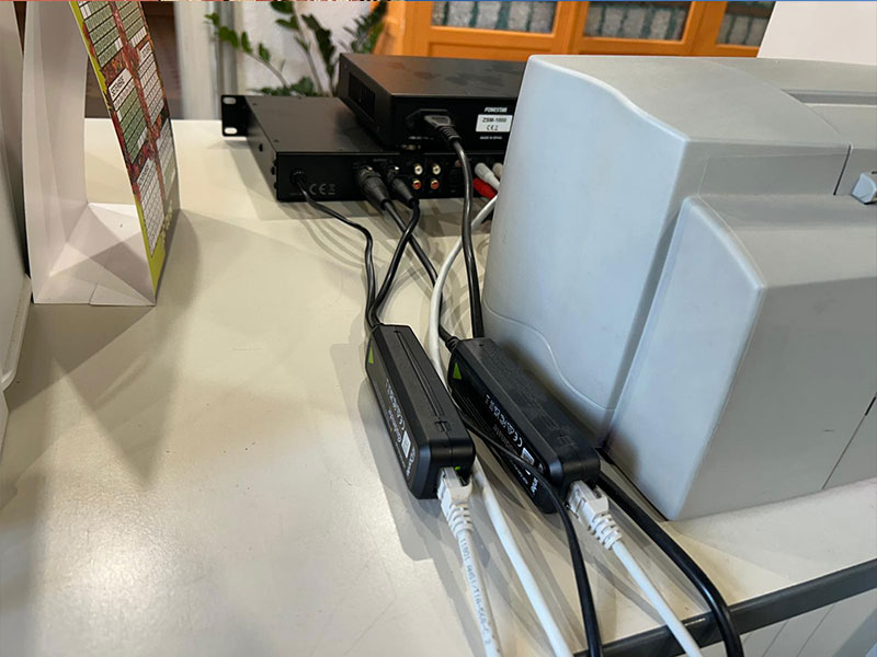 Instal·lació de cablejat de xarxa per a megafonia IP a la façana d'un edifici històric